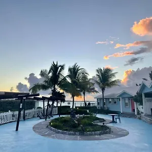  Apartment Beautiful Just Steps Away From The Beach!